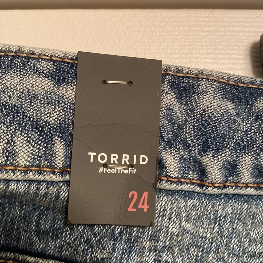 Brand New Torrid Light Wash Shorts..size 24 - Picture 5 of 5